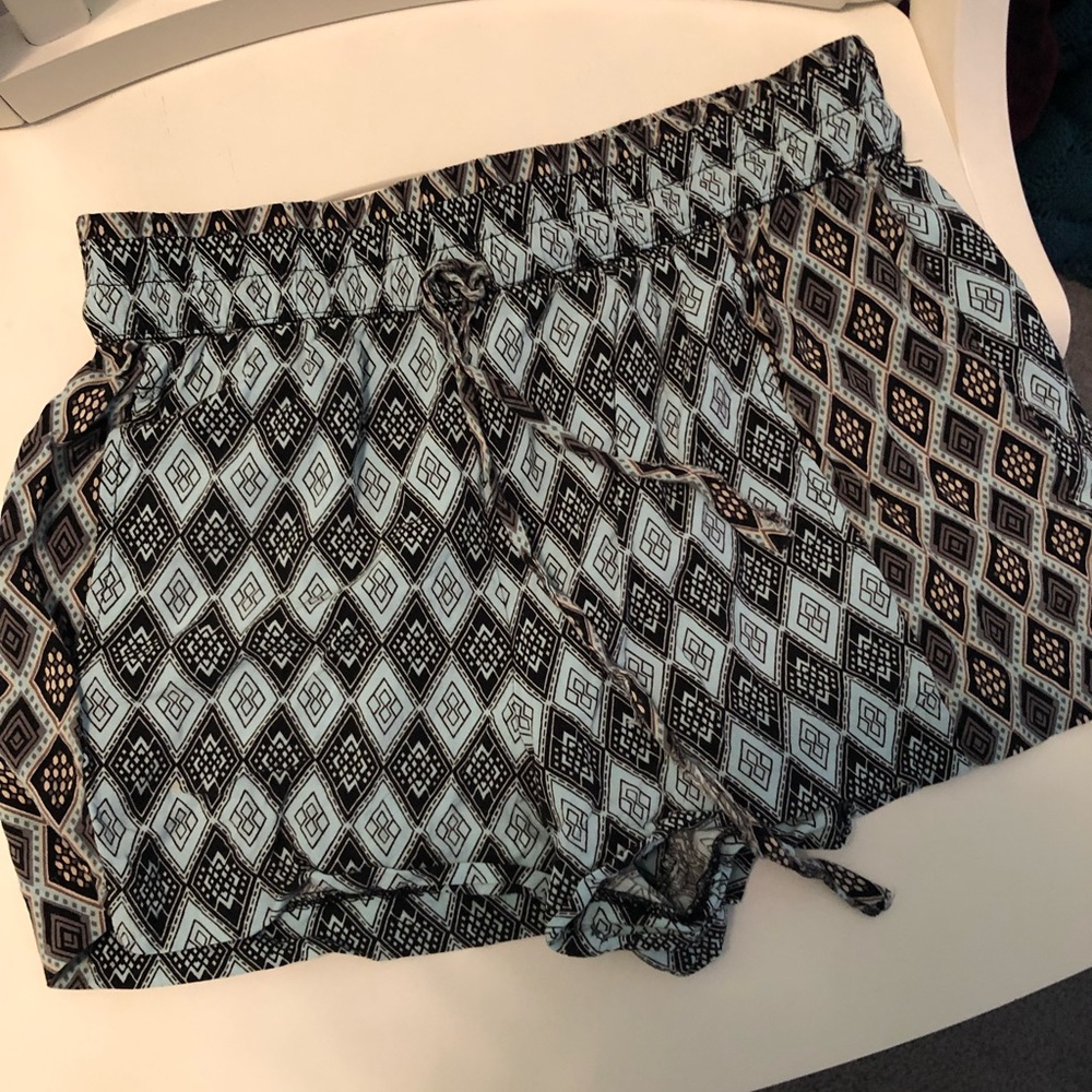 Pattern Flowy Shorts - Picture 1 of 2